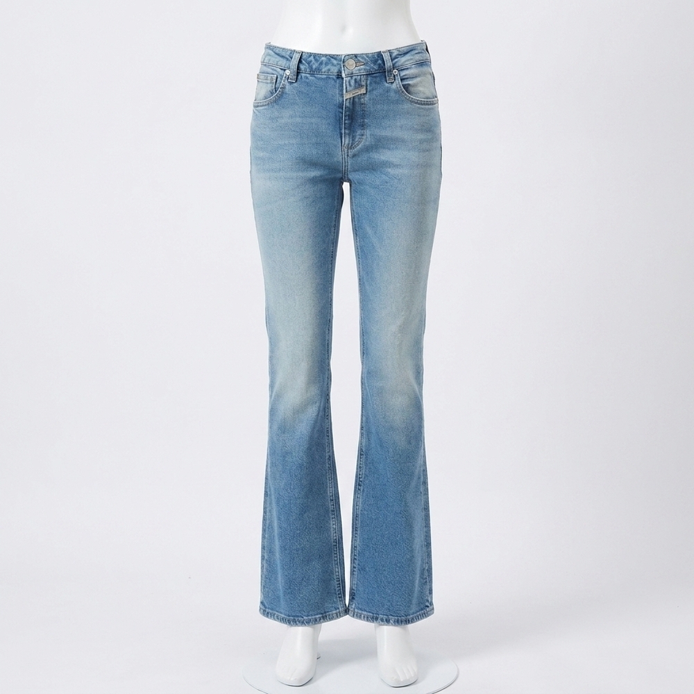 NEW CLOSED jovanna flared jeans in mid blue